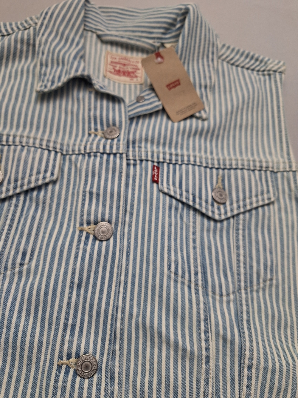 NWT Levi’s Women’s Vest, Blue & White Hickory Striped Denim Crop Trucker, Size L - Picture 3 of 7